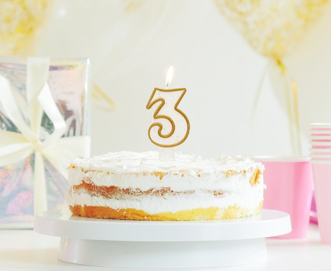 Digit candle "3", gold outline, 8 cm