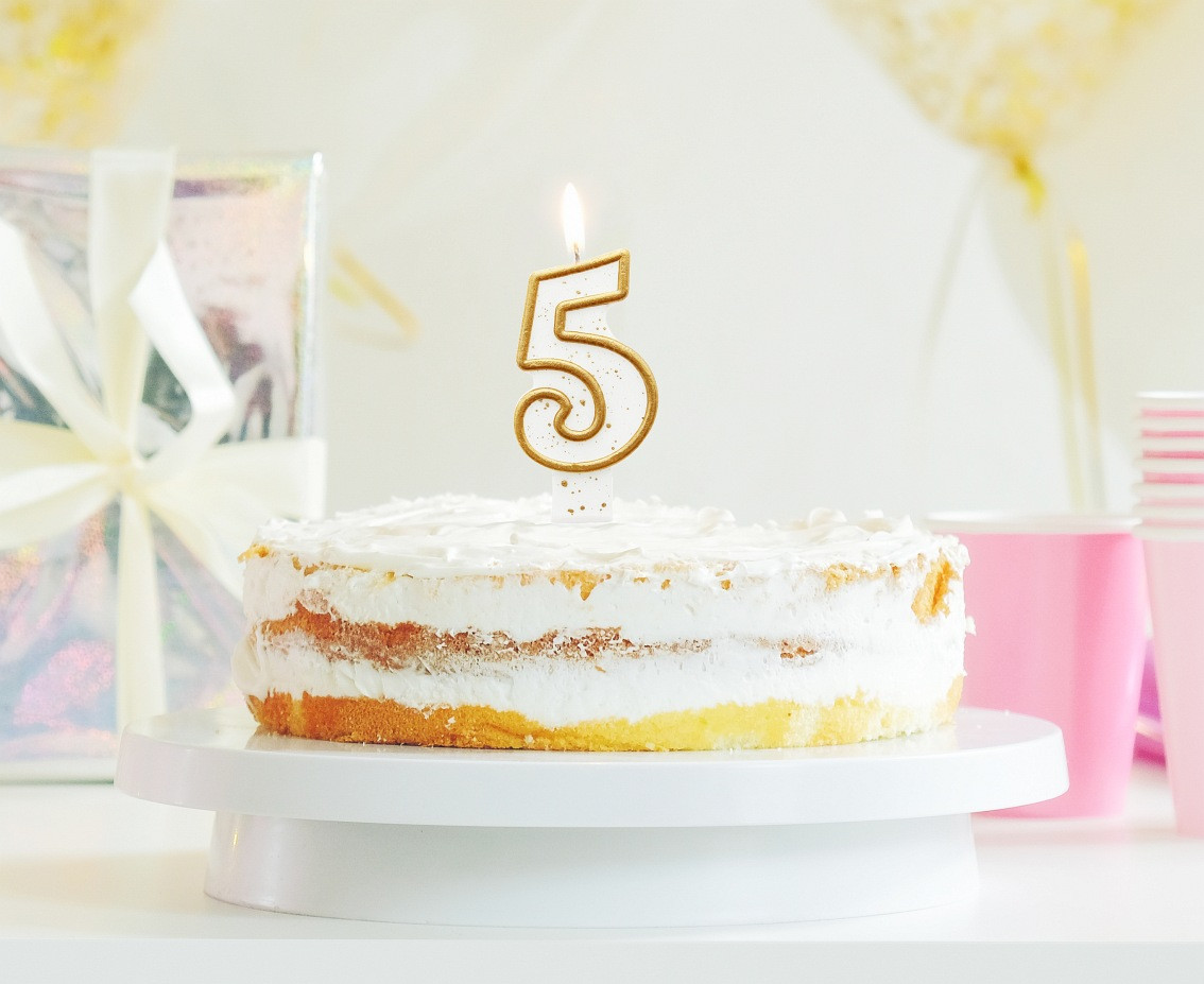 Digit candle "5", gold outline, 8 cm