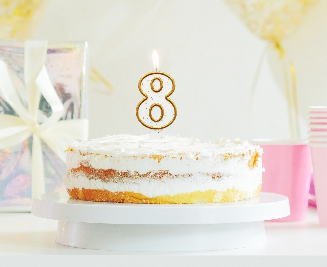 Digit candle "8", gold outline, 8 cm