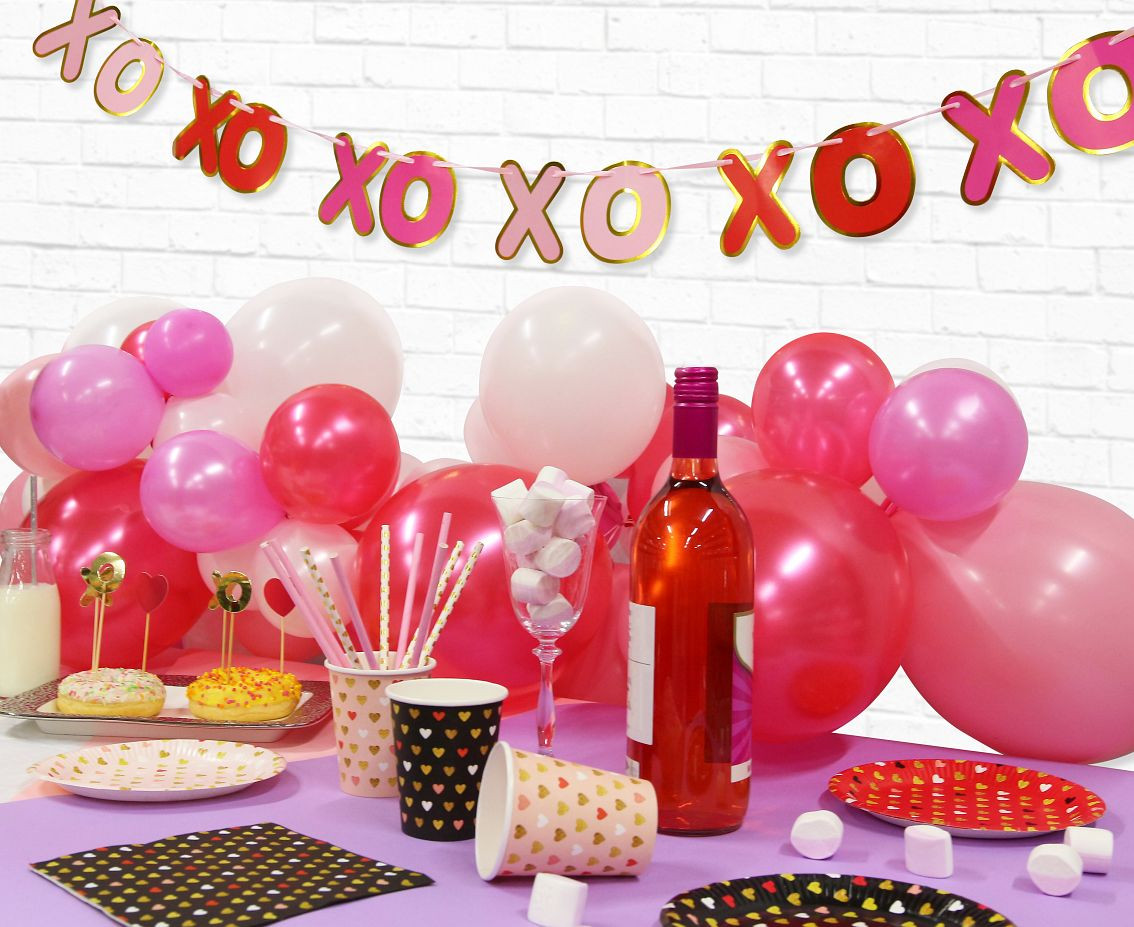 Paper garland XOXO, gold outline, 200 cm EOL