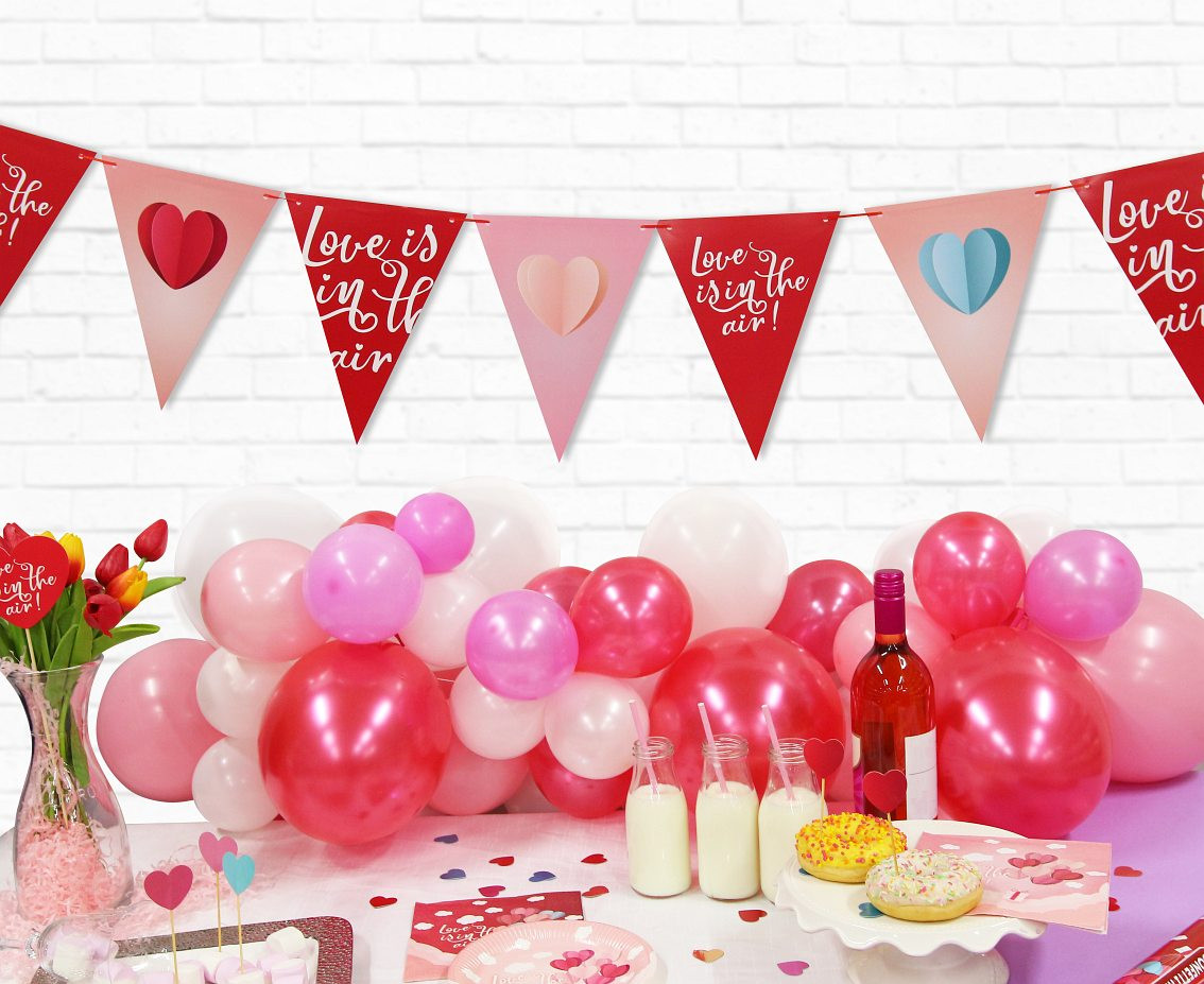 Paper flags garland Love is in the air, 21x28 cm, 270 cm