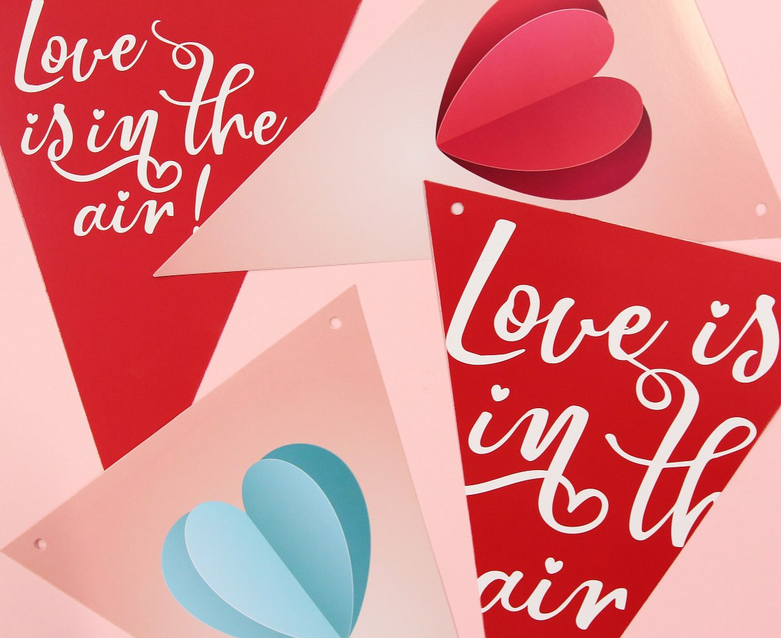 Paper flags garland Love is in the air, 21x28 cm, 270 cm