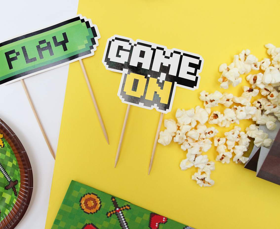 Cake topper Game on - Play EOL