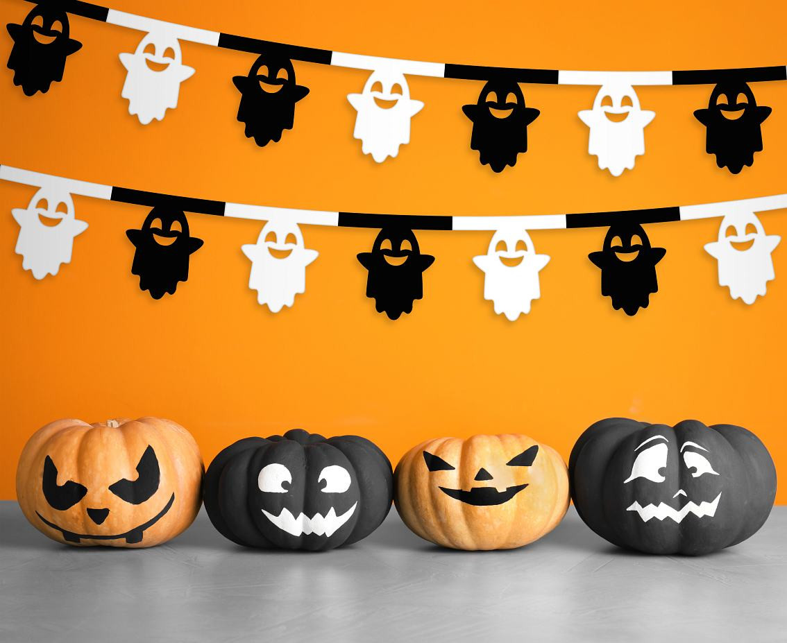 Ghost paper garland, white-black, 18.6x20x360 cm