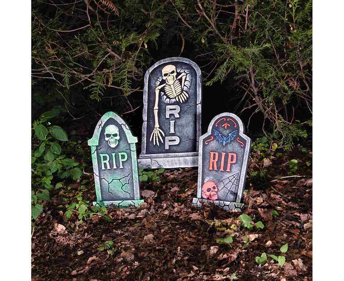 Tombstone Skull "RIP" (56x33 cm)